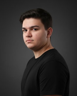 gemini-2-5-flash-image-foto-perfil-profissional-jovem-estilo-estudio-camiseta-preta-2.jpg