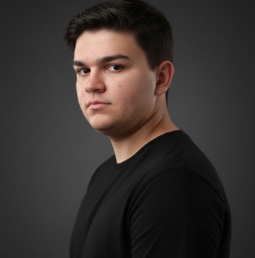 gemini-2-5-flash-image-foto-perfil-profissional-jovem-estilo-estudio-camiseta-preta-2.jpg